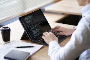 パソコン作業をするスリーランスの手元