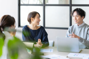 打ち合わせをするwebディレクター