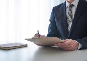 書類に記入する会社員