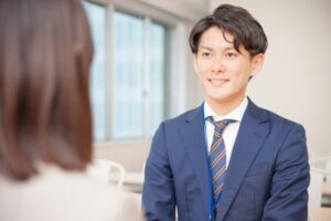 相談するスーツの男性