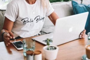 ノートパソコンで作業するフリーランスの女性
