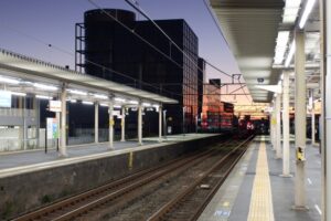 夜明け前の駅のホーム
