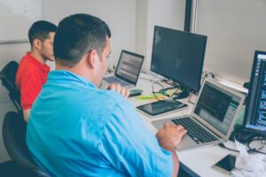 パソコンを操作する二人の組み込みエンジニアの男性