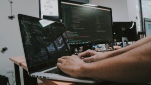 パソコン作業をするシステムエンジニア