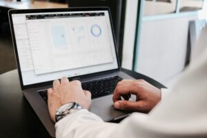 パソコン作業をするIT営業