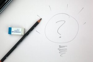 鉛筆で書いたクエスチョンマーク