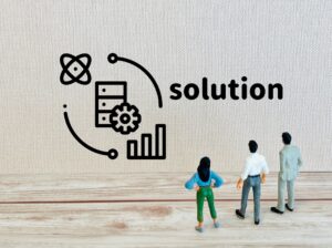 ソリューションのイメージの前にたつ業務用アプリケーションエンジニア