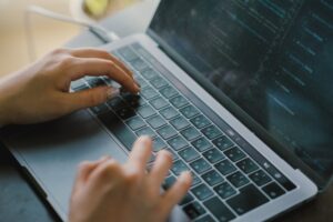 プログラミングをする女性の手元