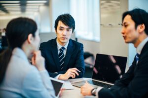 打合せをする3人の男女