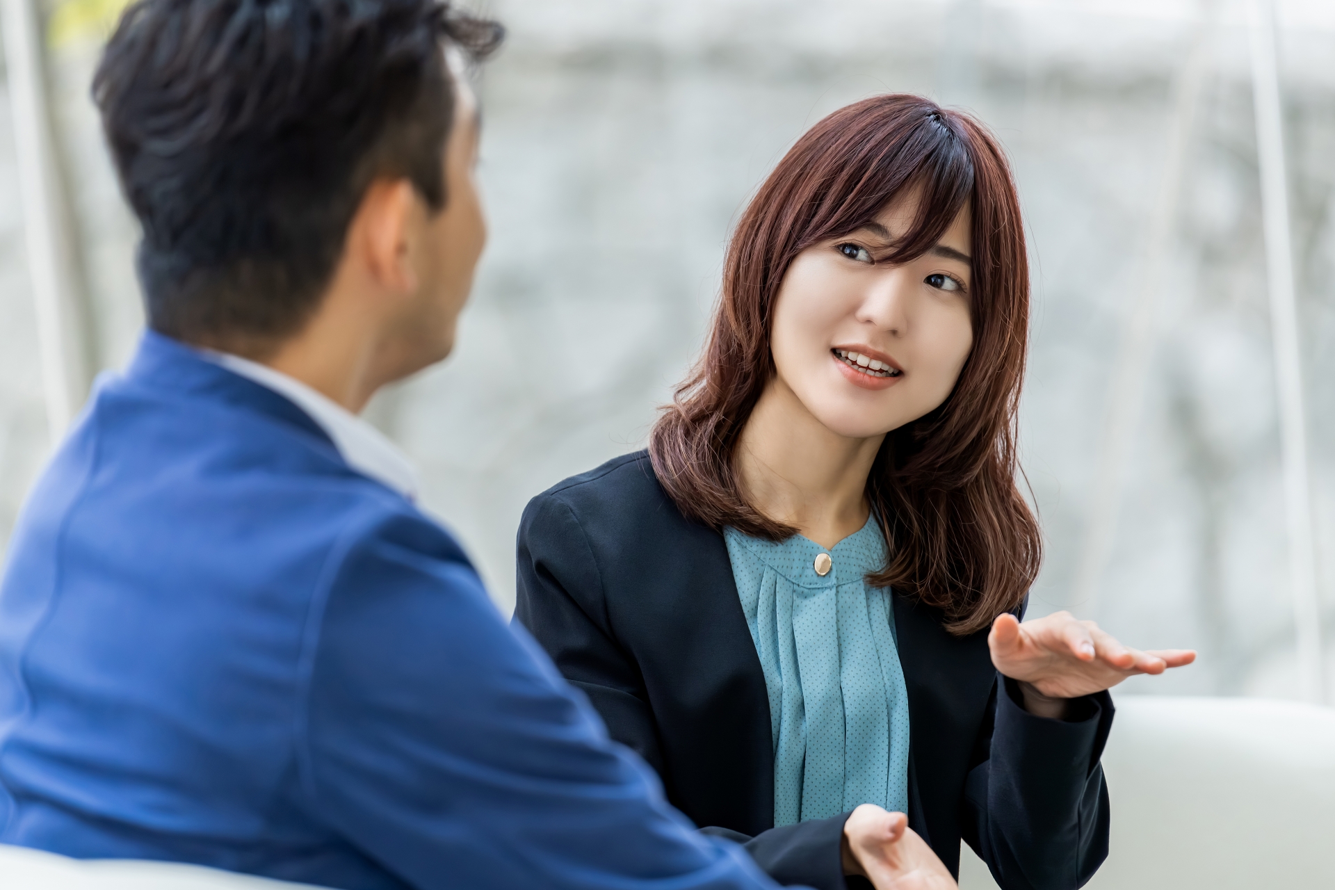 ミーティングをする男女